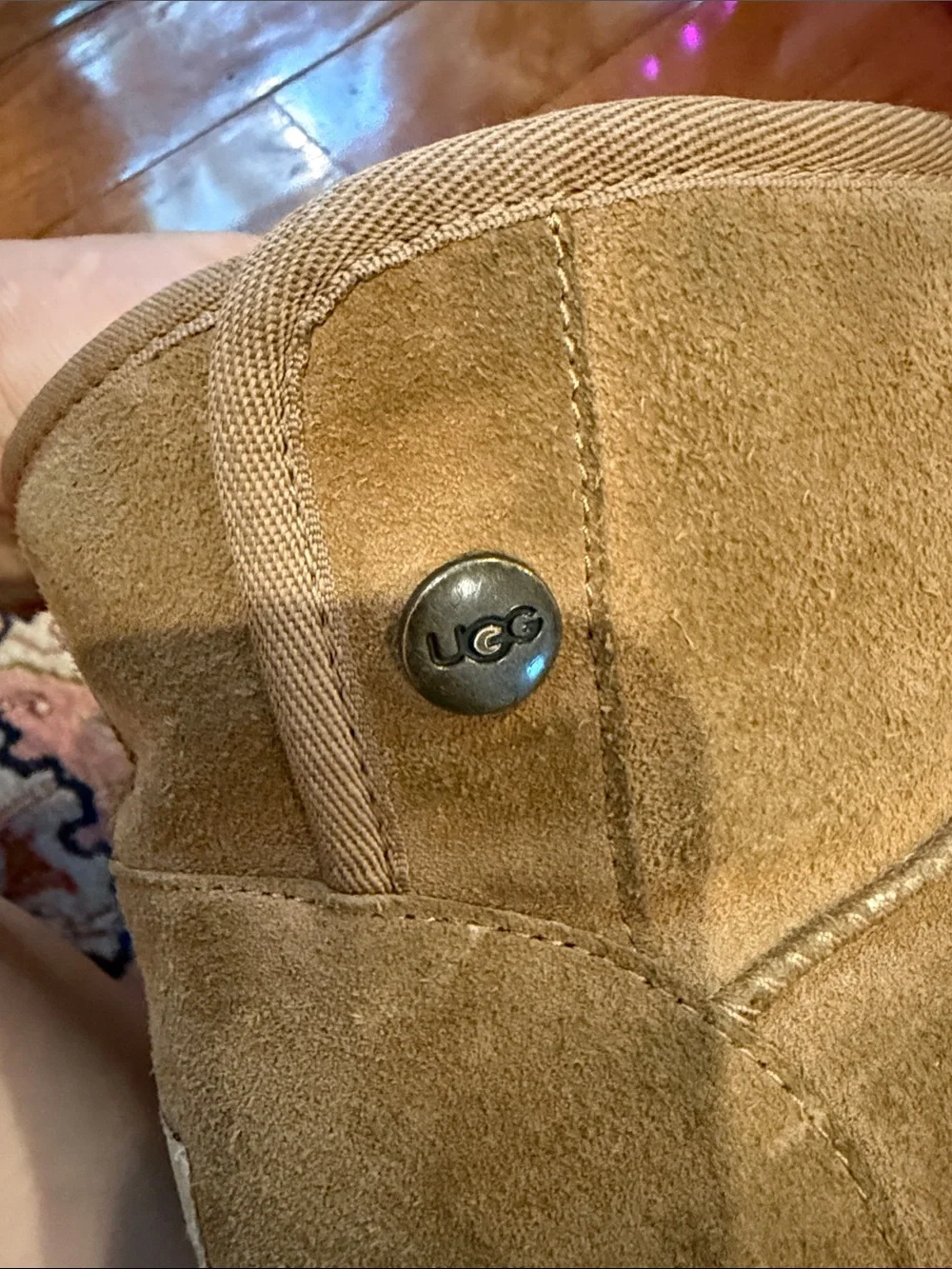 UGG Kids Boot in Chestnut Suede with Shearling size US 4